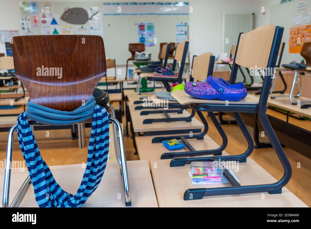Scuola primaria, classe di 3° grado, scuola moderna attrezzata, nuovo edificio, vuoto, durante il blocco nel gennaio 2021, gli alunni per lo più imparare a casa, NRW, G Foto Stock