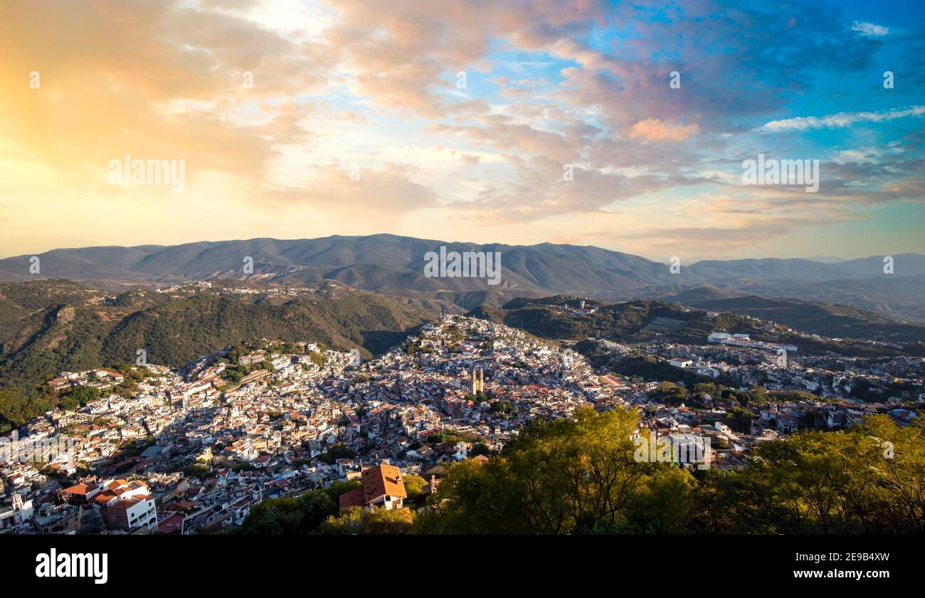 Messico, punto di osservazione della città di Taxco che si affaccia sulle colline panoramiche e colorato centro storico coloniale della città. Foto Stock