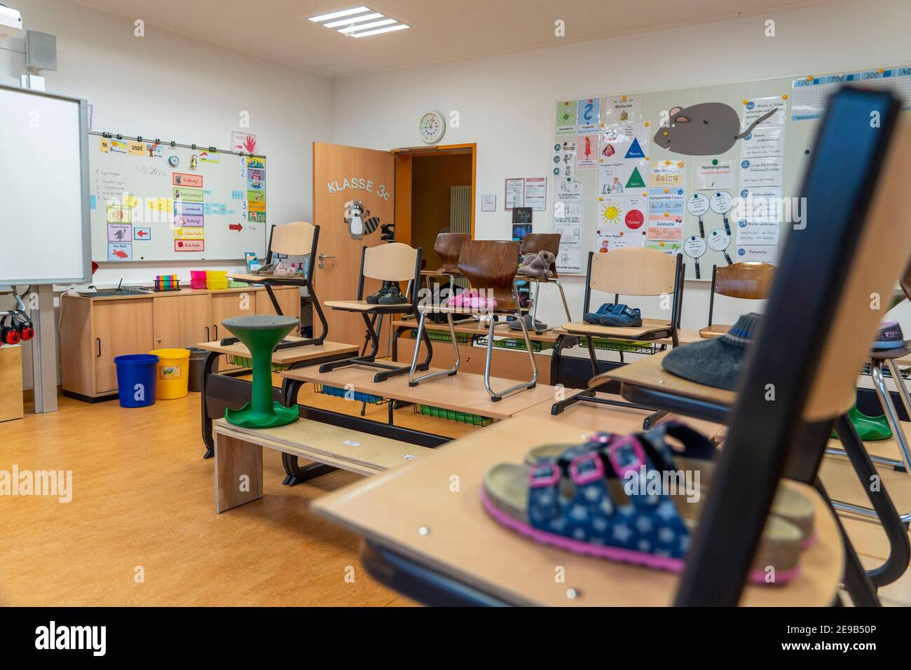 Scuola primaria, classe di 3° grado, scuola moderna attrezzata, nuovo edificio, vuoto, durante il blocco nel gennaio 2021, gli alunni per lo più imparare a casa, NRW, G Foto Stock