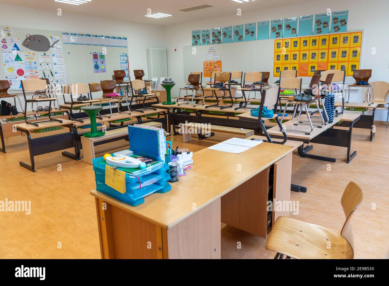 Scuola primaria, classe di 3° grado, scuola moderna attrezzata, nuovo edificio, vuoto, durante il blocco nel gennaio 2021, gli alunni per lo più imparare a casa, NRW, G Foto Stock