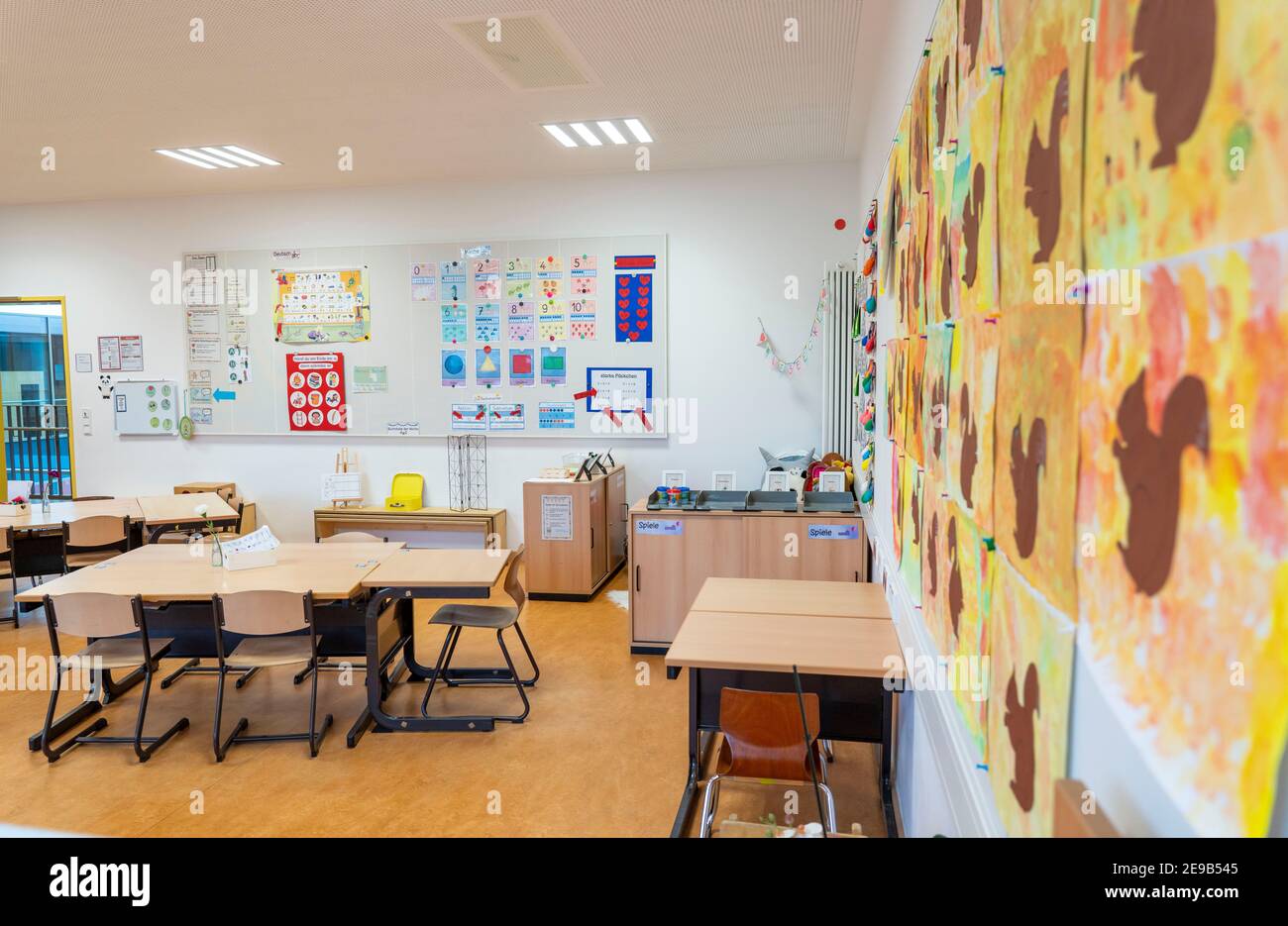 Scuola primaria, classe di 3° grado, scuola moderna attrezzata, nuovo edificio, vuoto, durante il blocco nel gennaio 2021, gli alunni per lo più imparare a casa, NRW, G Foto Stock