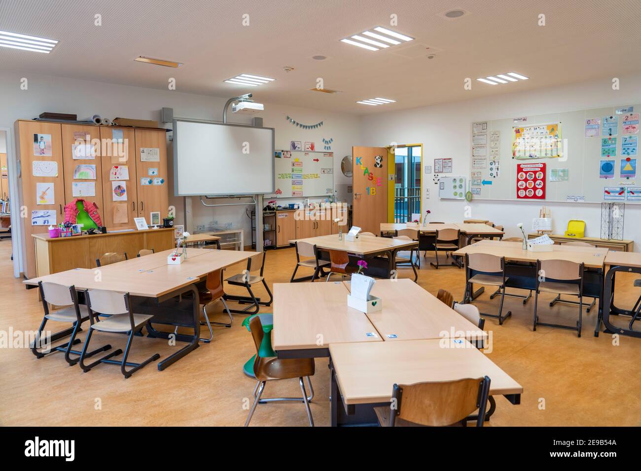 Scuola primaria, classe di primo grado, scuola moderna attrezzata, nuovo edificio, vuoto, durante il blocco nel gennaio 2021, gli alunni per lo più imparare a casa, NRW, G Foto Stock