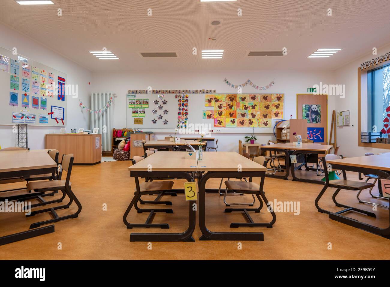 Scuola primaria, classe di primo grado, scuola moderna attrezzata, nuovo edificio, vuoto, durante il blocco nel gennaio 2021, gli alunni per lo più imparare a casa, NRW, G Foto Stock