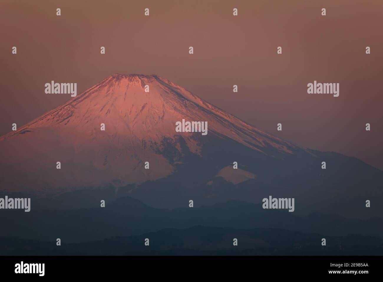 Un'alba di gennaio sul Monte Fuji vista da Hayama, Giappone. Foto Stock