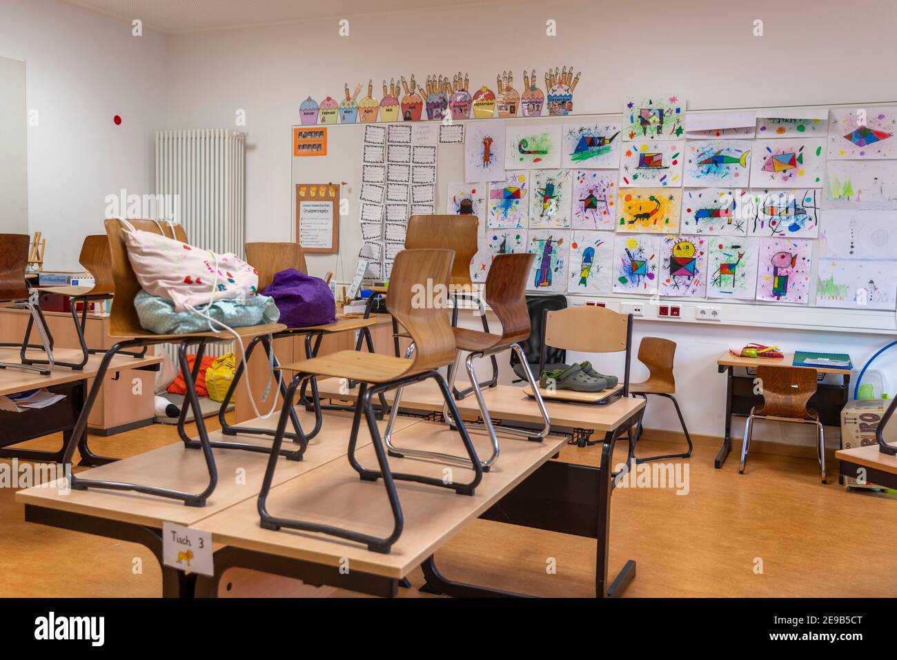 Scuola elementare, classe di 4° grado, scuola moderna attrezzata, nuovo edificio, vuoto, durante la chiusura nel gennaio 2021, gli alunni imparano per lo più a casa Foto Stock