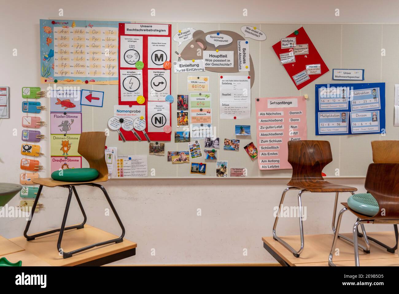 Scuola elementare, classe di 4° grado, scuola moderna attrezzata, nuovo edificio, vuoto, durante la chiusura nel gennaio 2021, gli alunni imparano per lo più a casa Foto Stock