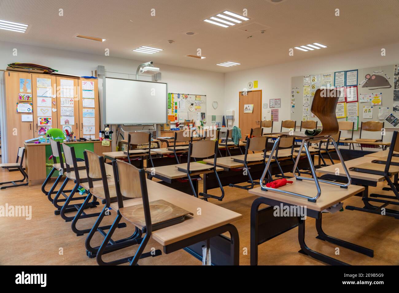 Scuola elementare, classe di 4° grado, scuola moderna attrezzata, nuovo edificio, vuoto, durante la chiusura nel gennaio 2021, gli alunni imparano per lo più a casa Foto Stock