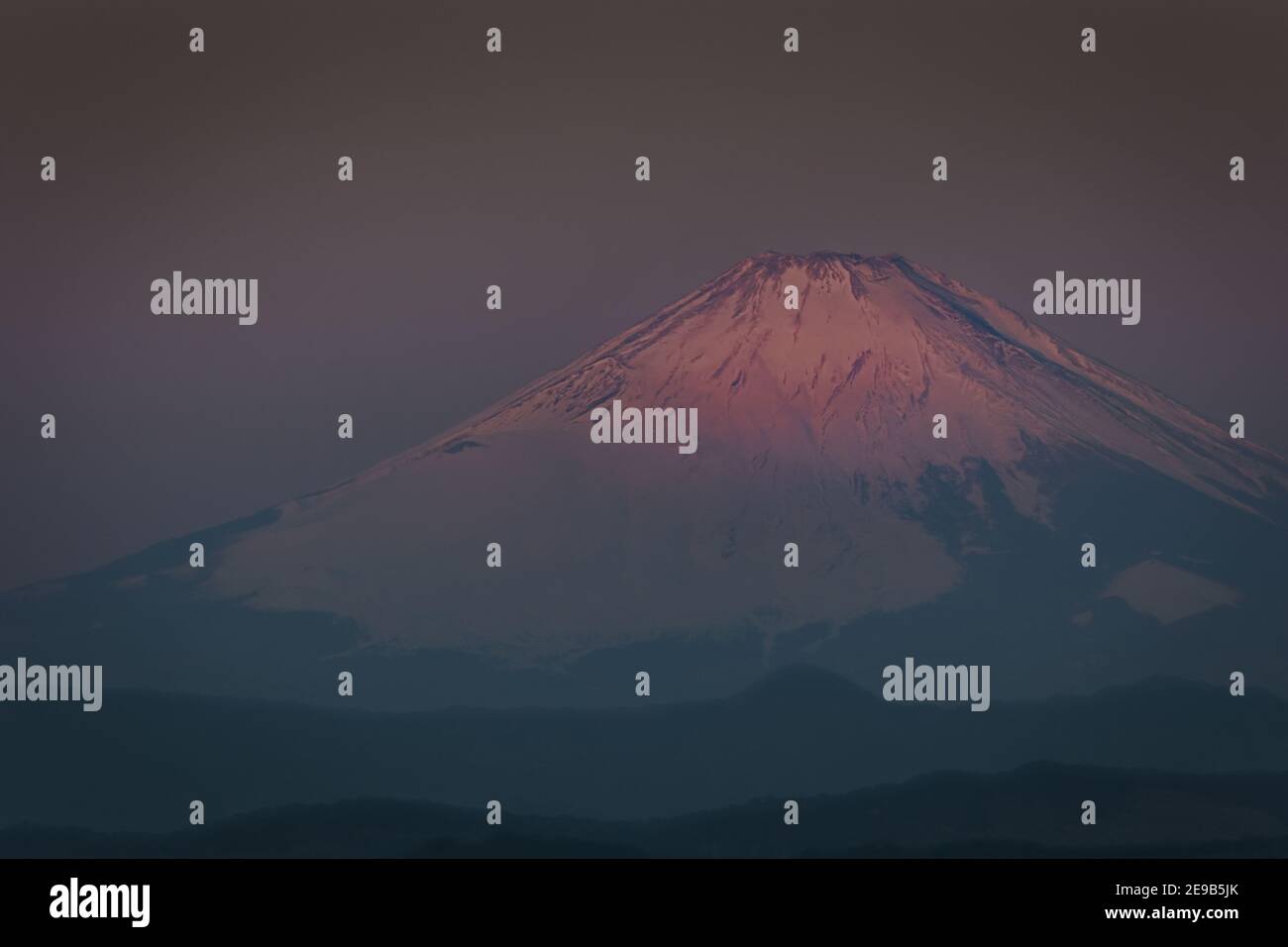 Il sole comincia a brillare sulla cima del Monte Fuji come visto da Hayama, Giappone. Foto Stock