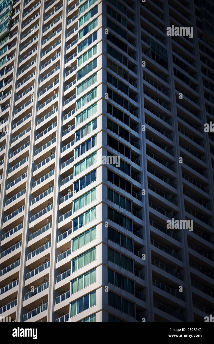 Si affaccia sui piani di un edificio di appartamenti a Yokosuka, Giappone. Foto Stock