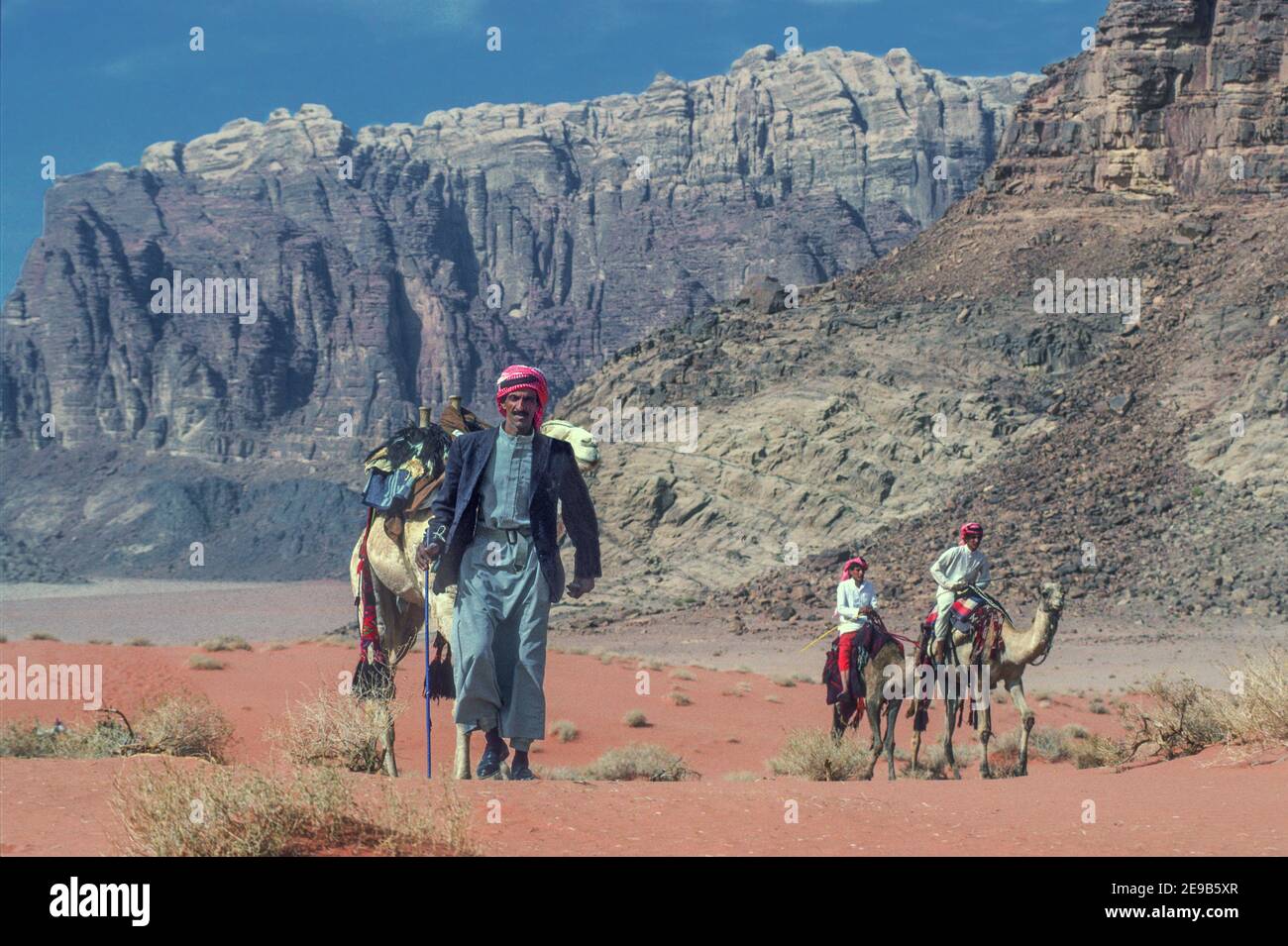 Poliziotto seduto sul cammello Wadi Rum Jordan Foto Stock