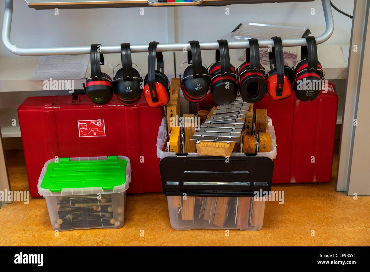 Strumenti musicali, protezione dell'udito per lavori con riduzione del rumore in classe, scuola primaria, scuola moderna attrezzata, nuovo edificio, vuoto, durante l Foto Stock