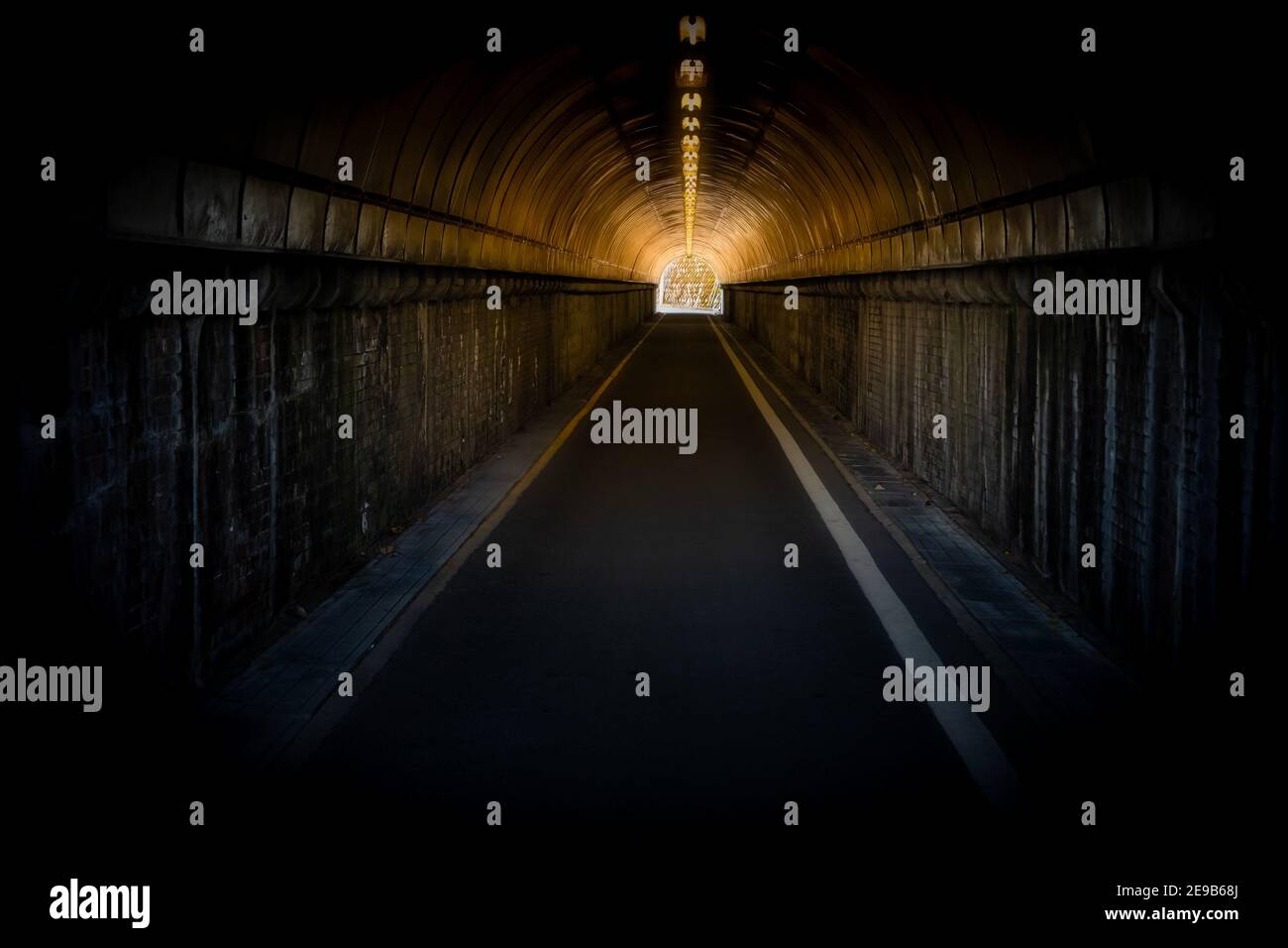 Guardando attraverso un tunnel a Yokosuka, Giappone. Foto Stock