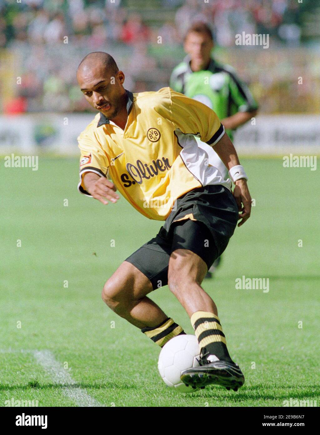 Westfalenstadion Dormtund Germania 21.8.1999, Calcio: Tedesco Bundesliga stagione 1999/00, Borussia Dortmund (BVB, giallo) vs VfL Wolfsburg (WSB, verde) 2:1 - Dede (BVB) Foto Stock