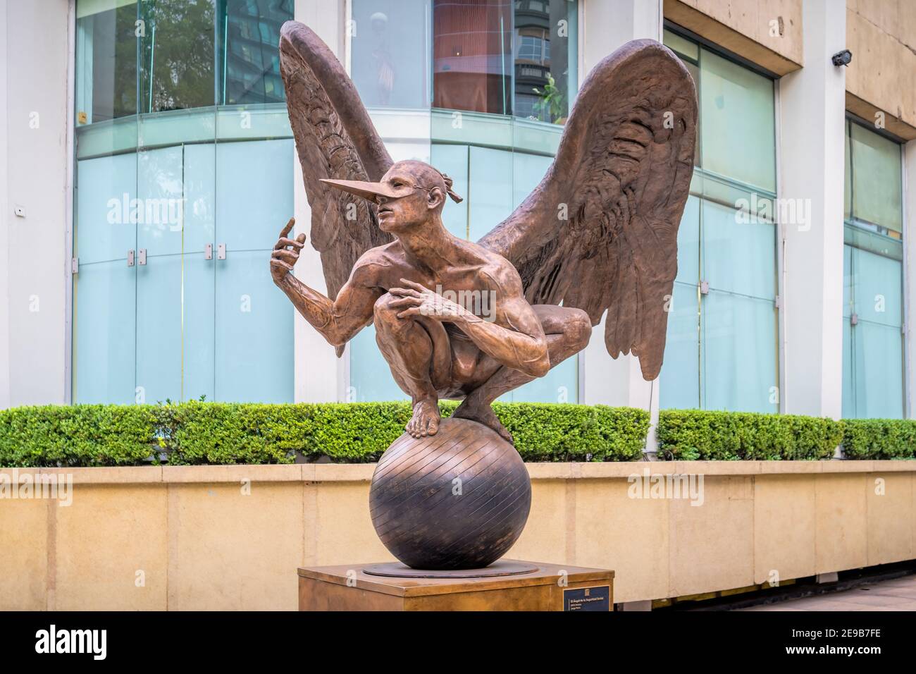 Statua di El Angel dello scultore messicano Jorge Marin sul Paseo de la Reforma a Città del Messico, Messico, in una giornata di sole. Foto Stock