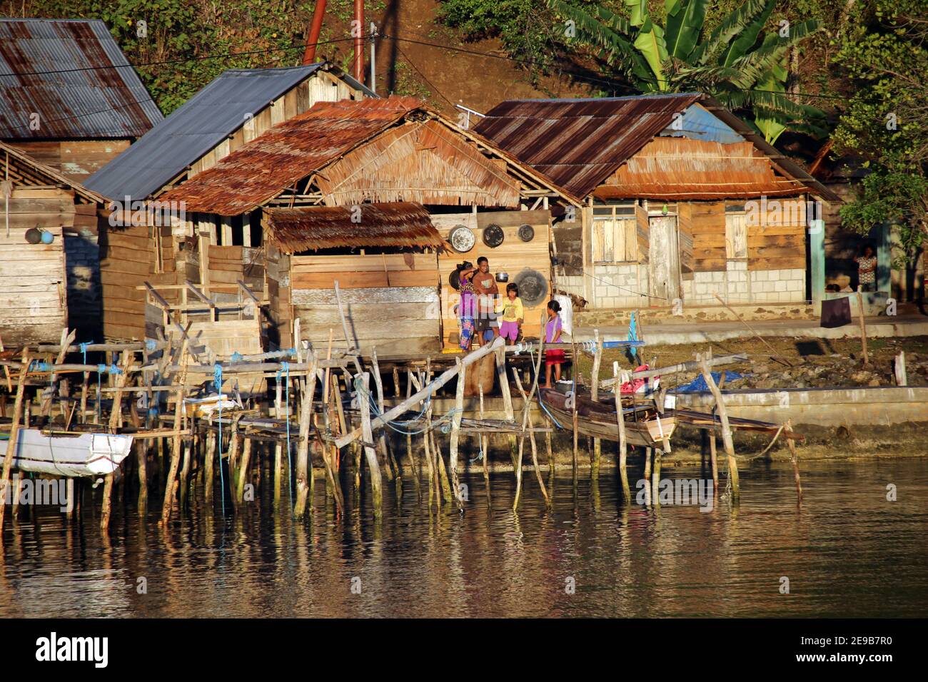kleines, namenloses Fischerdorf auf der Insel Muari, Nordmolukken, Halmahera, Indonesien Foto Stock