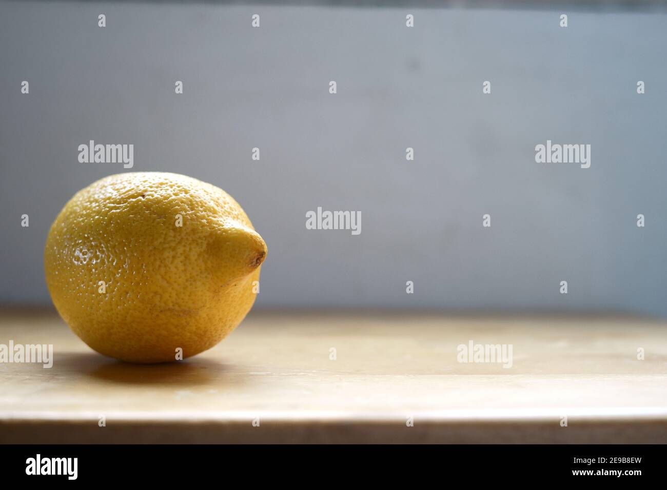 Ritratto di ingredienti freschi e biologici: Il limone, un comune esaltatore di sapore familiare. Tessuto giallo e ruvido. Foto Stock