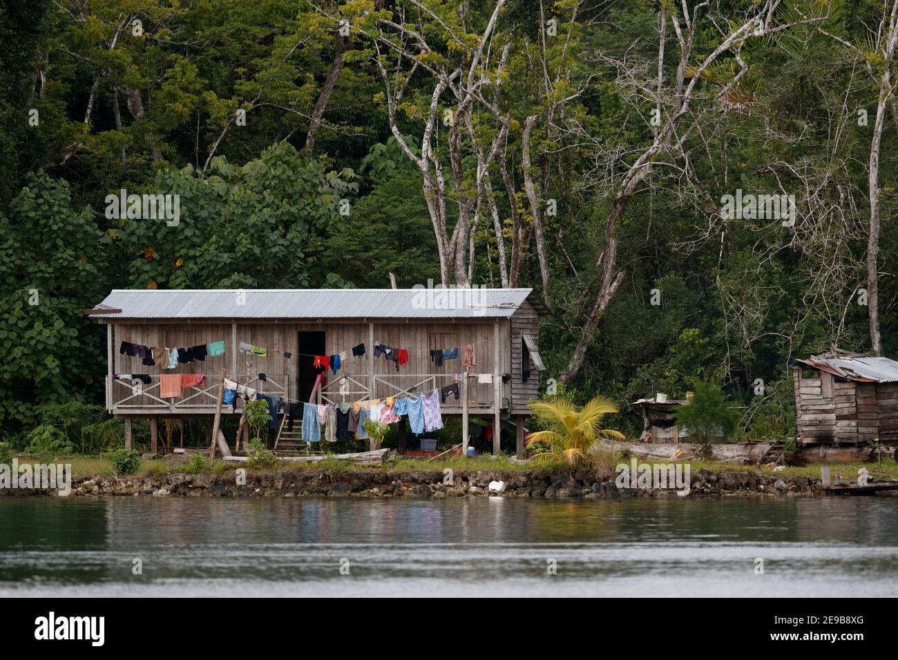 Waterside casa e lavaggio, Kolombangara, Solomons 25 gennaio 2017 Foto Stock