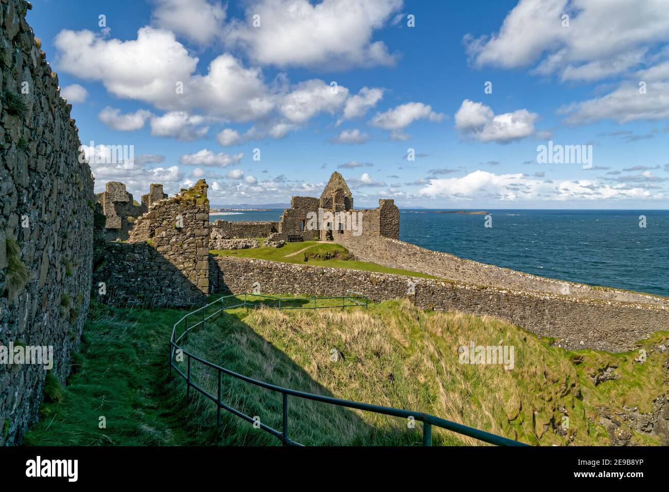 Bushmills, Irlanda del Nord, Regno Unito. 29 aprile 2016. Il castello di Dunluce fu costruito tra il XV e il XVII secolo a Bushmills, Irlanda del Nord. Foto Stock