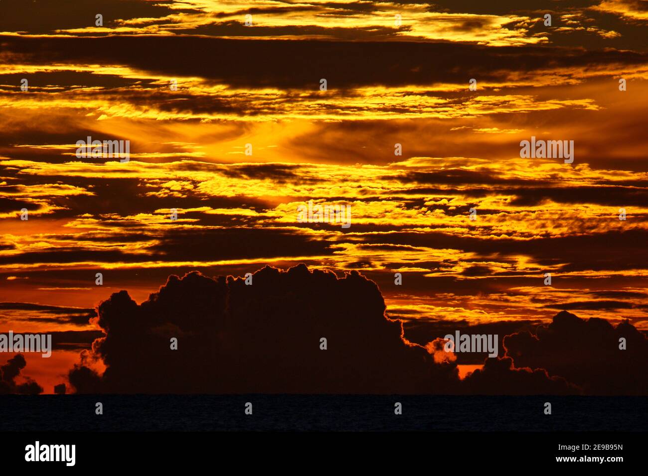 Nuvole al tramonto, vicino a New Georgia, Solomons 14 gennaio 2017 Foto Stock