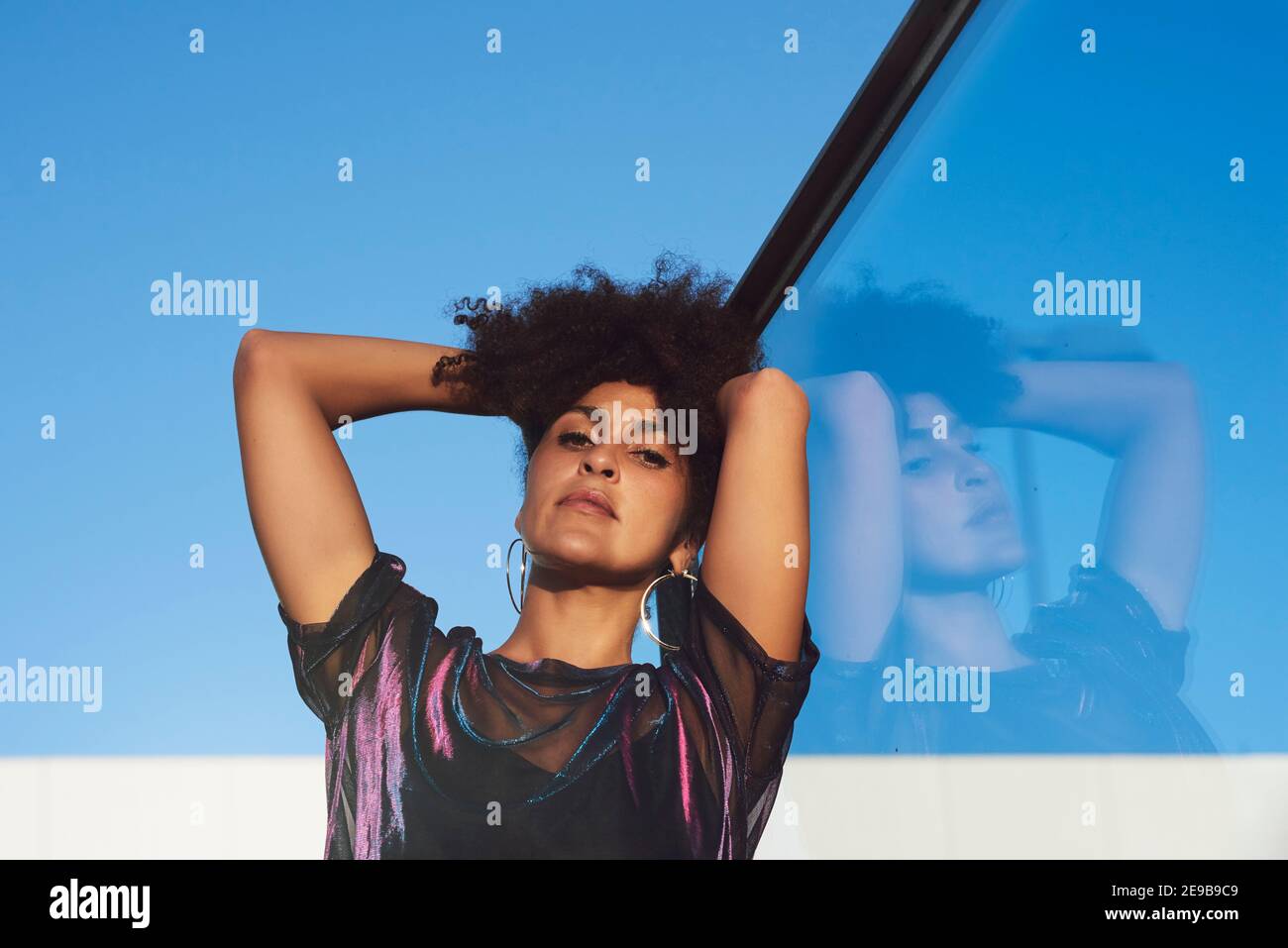 Donna con capelli afro in città. Foto Stock