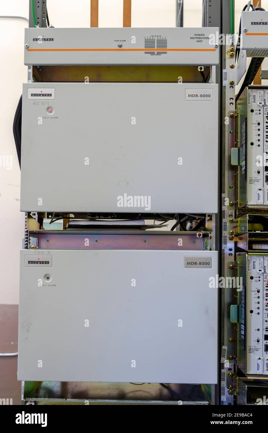 Alloggiamenti per apparecchiature radio a microonde per telefono. Foto Stock