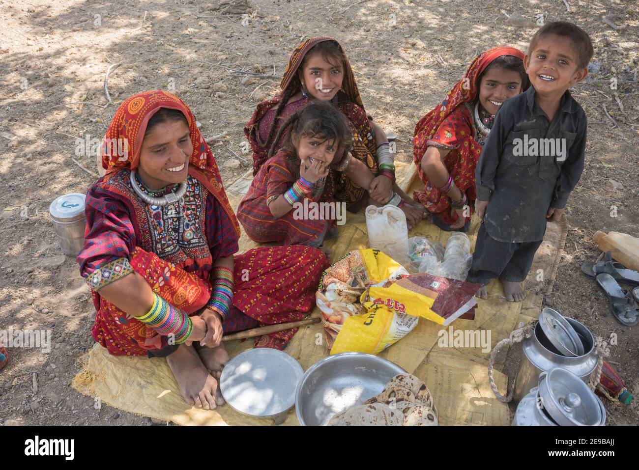 Fakirani donna del distretto di Kutch con i suoi figli in accampamento Foto Stock