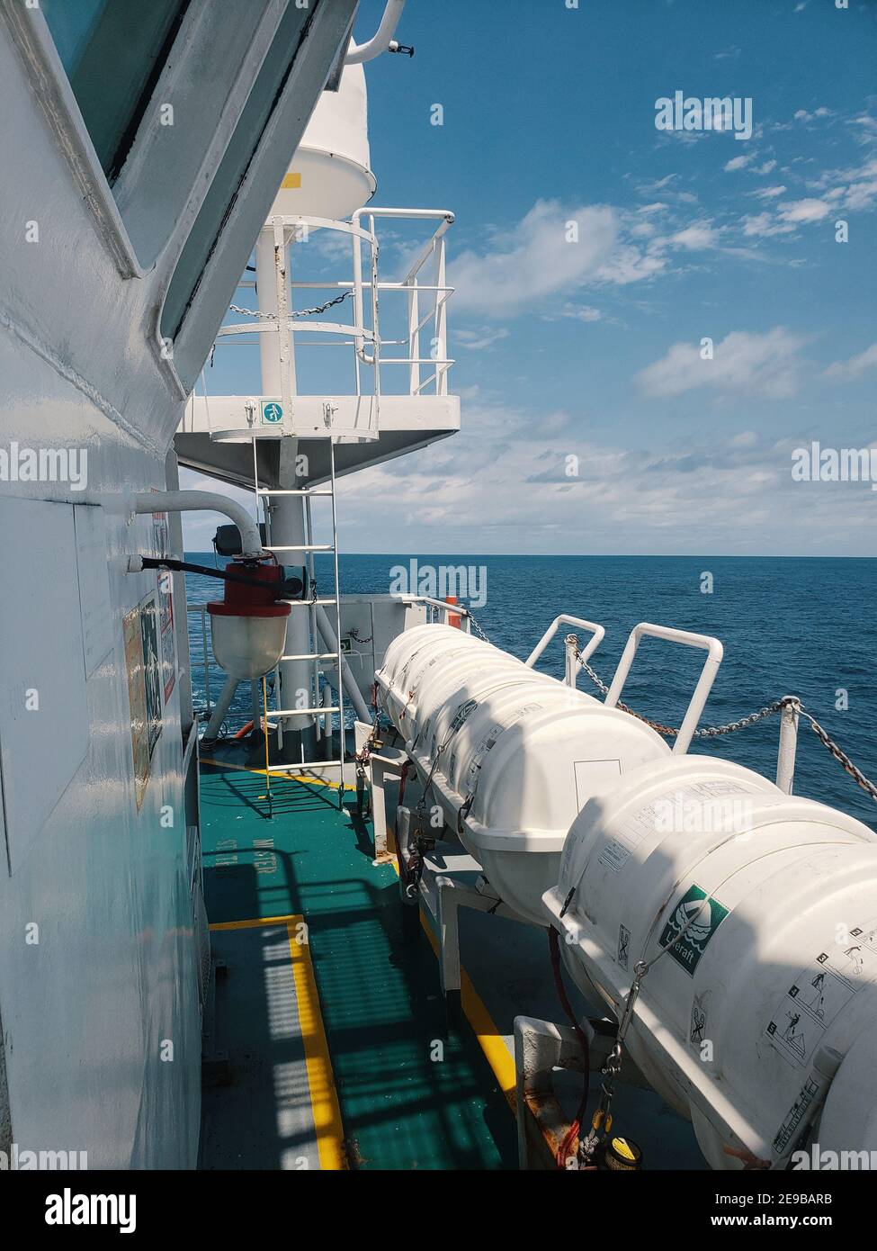 Luferafts sul ponte di mare offshore nave. Apparecchiature LSA salvavita. Foto Stock