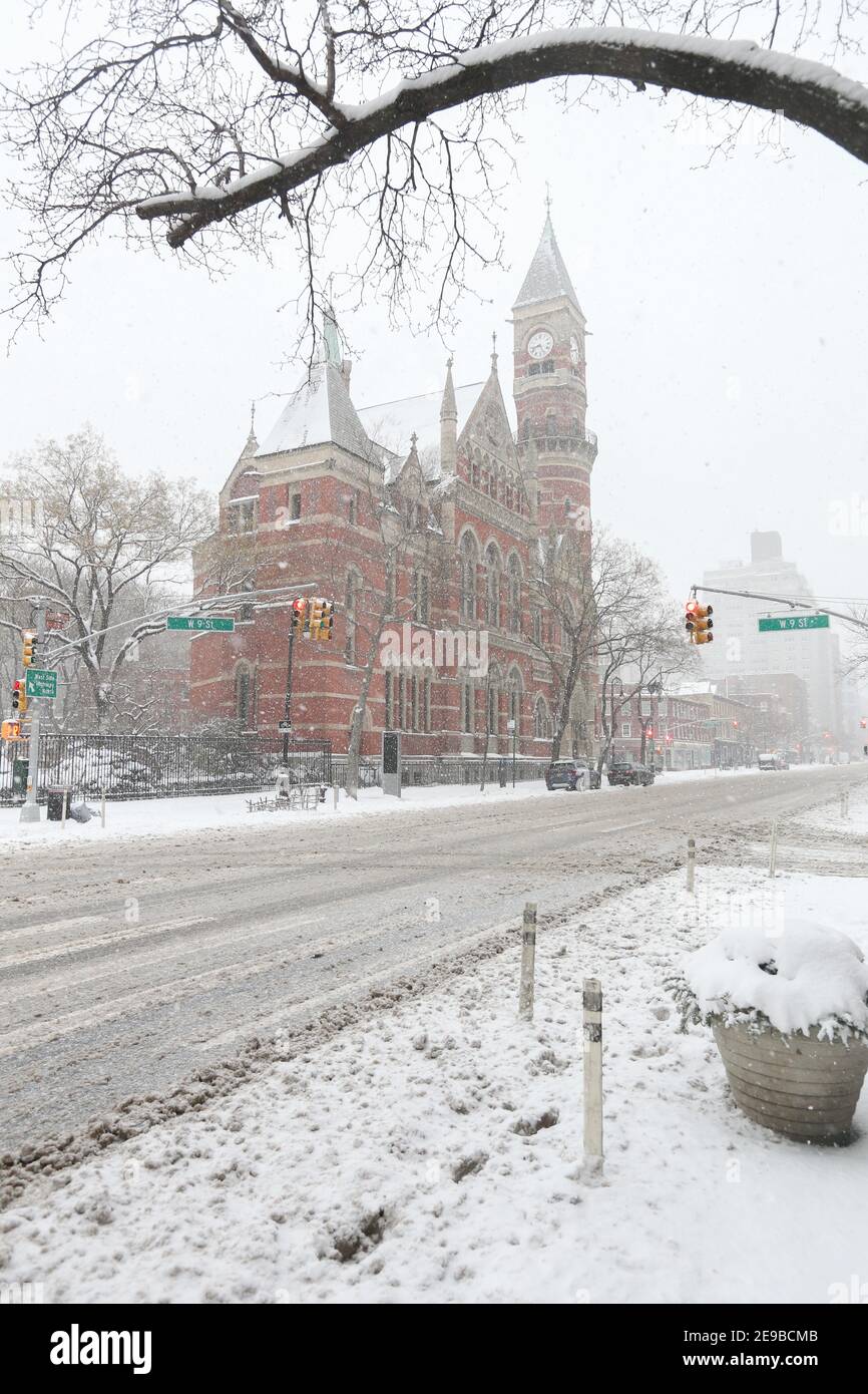 New York City USA Jefferson Market Branch della New York Public Library, un tempo conosciuto come Jefferson Market Courthouse nella neve Foto Stock