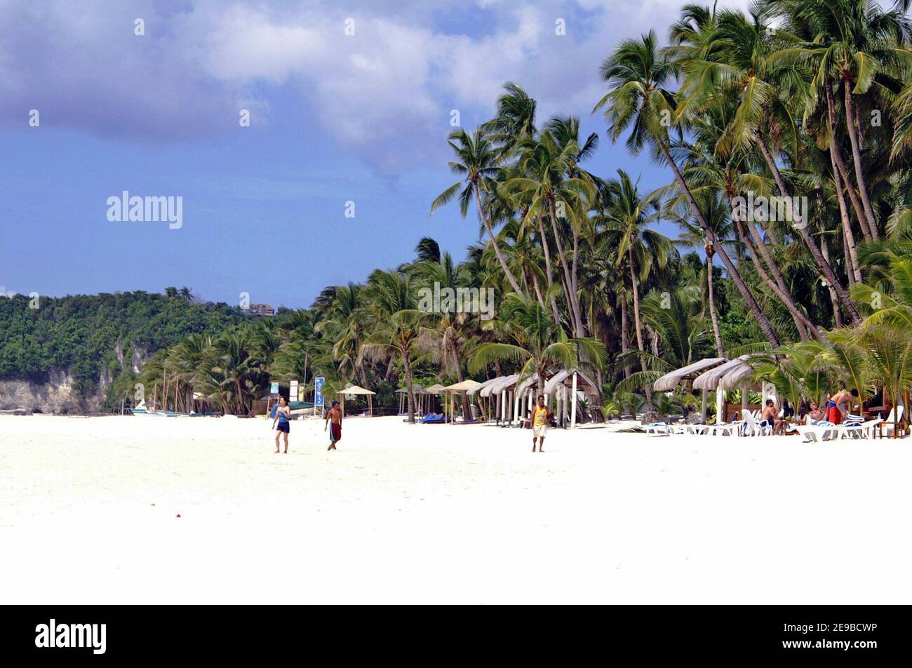 White Beach sull'isola resort di Boracay, Filippine, nel Visayas Occidentale. Preso nel 2005, l'isola, così come White Beach avevano attraversato le fasi di sviluppo del turismo a partire dal mercato dei backpacker negli anni '80 e '90 e poi raggiungere il turismo eccessivo entro il 2018. Le belle spiagge e l'isola tropicale sono state chiuse per la riabilitazione e il riqualificazione. Un tempo lussureggiante isola paradisiaca era diventata inconcitata in problemi ambientali, culturali e sociali che hanno portato alla necessità di un nuovo sviluppo, ma sostenibile. Il governo ha deciso dopo una chiusura di sei mesi che si aprirebbe in fasi. Foto Stock