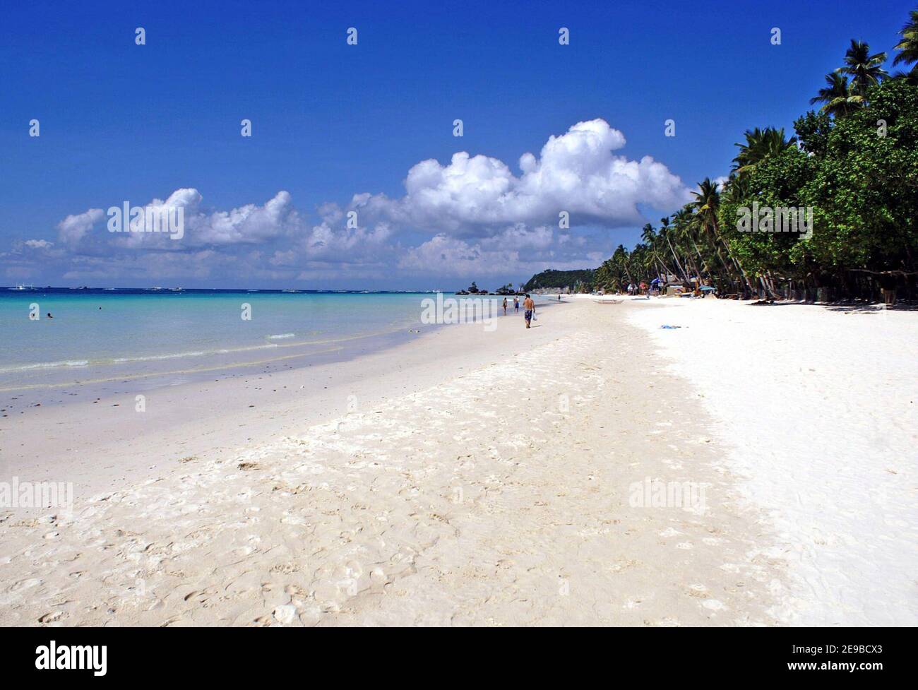 White Beach sull'isola resort di Boracay, Filippine, nel Visayas Occidentale. Preso nel 2005, l'isola, così come White Beach avevano attraversato le fasi di sviluppo del turismo a partire dal mercato dei backpacker negli anni '80 e '90 e poi raggiungere il turismo eccessivo entro il 2018. Le belle spiagge e l'isola tropicale sono state chiuse per la riabilitazione e il riqualificazione. Un tempo lussureggiante isola paradisiaca era diventata inconcitata in problemi ambientali, culturali e sociali che hanno portato alla necessità di un nuovo sviluppo, ma sostenibile. Il governo ha deciso dopo una chiusura di sei mesi che si aprirebbe in fasi. Foto Stock