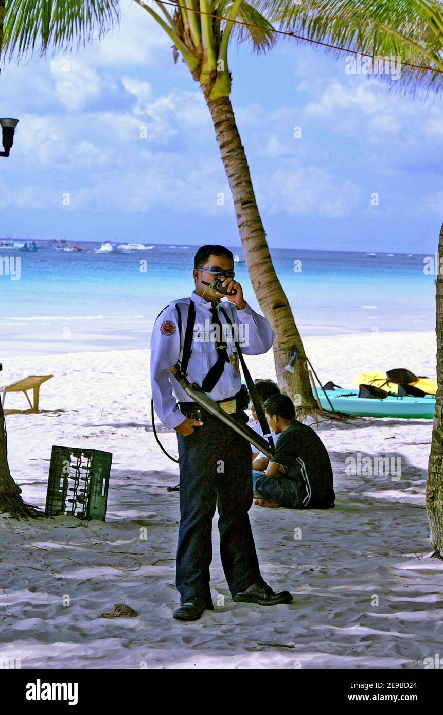 L'isola di Boracay, nella provincia di Aklan, nelle Filippine, un tempo famosa per il mercato dei backpacker, è stata ordinata la chiusura il 26 aprile 2018 per sei mesi a causa di problemi di crescita insostenibili. Il deterioramento delle condizioni ambientali, compresi i problemi delle acque reflue, le violazioni onnipresenti degli edifici, l'erosione delle spiagge e un'immagine disparata, hanno contribuito alla chiusura. Il tempo ha permesso loro di riabilitare e di risviluppare, con 400 hotel e ristoranti che hanno ordinato di chiudere per violazione delle leggi ambientali locali. La serie fotografica è stata scattata nel 2006, dodici anni prima della chiusura obbligatoria. Foto Stock