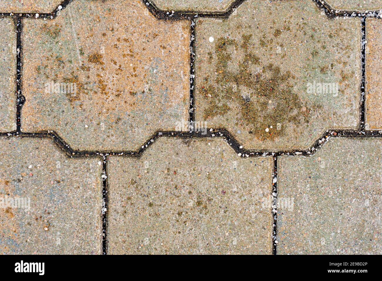 Primo piano delle lastre di pavimentazione in pietra rossa, sfondo in pietra, disegno in pietra per pavimentazione Foto Stock