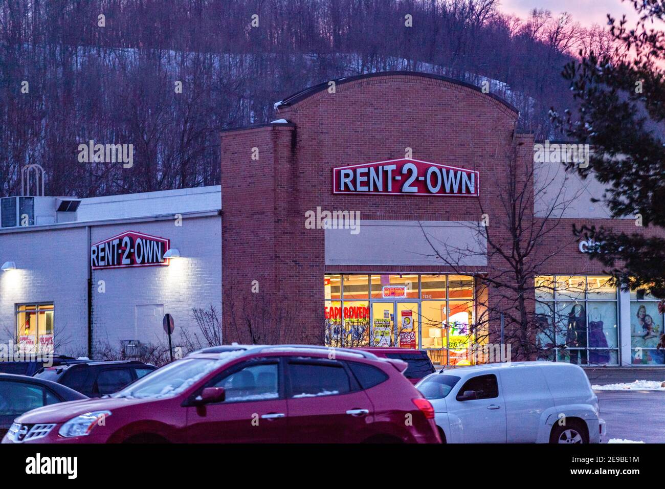 Atene, Stati Uniti. 02 febbraio 2021. Il logo di Rent-2-Own viene visualizzato in uno dei loro negozi ad Atene. Credit: SOPA Images Limited/Alamy Live News Foto Stock