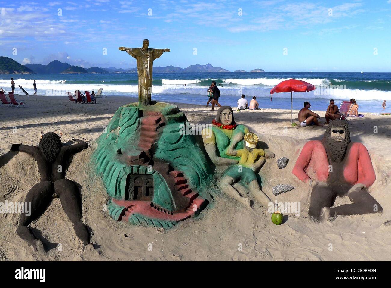 Castelli di sabbia splendidamente artigianali sulla spiaggia di Copacabana a Rio de Janeiro in Brasile. Molti locali costruiscono una varietà di castelli di sabbia lungo la spiaggia. Foto Stock