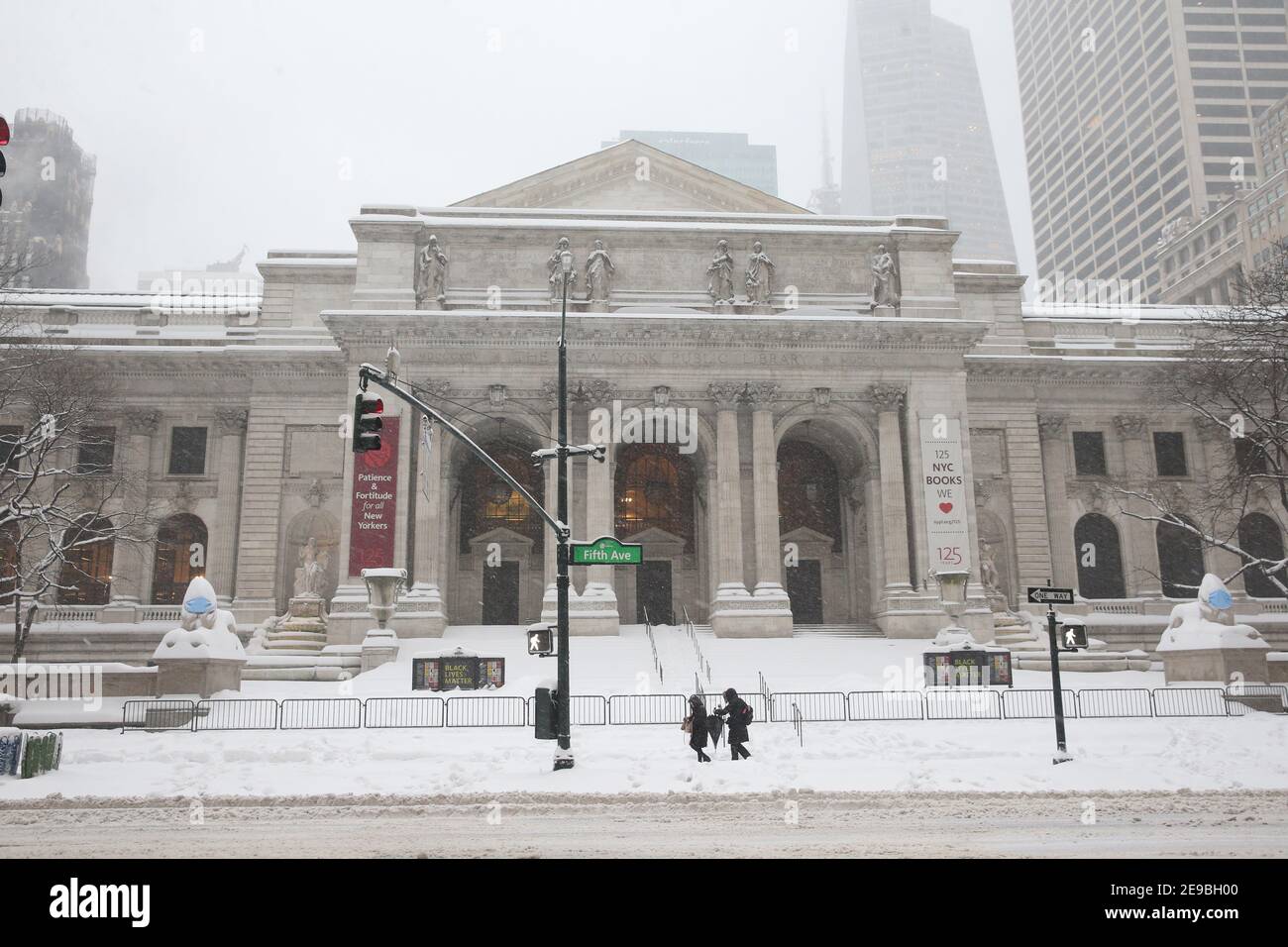 Edificio principale della Biblioteca pubblica di New York - l'edificio Stephen A. Schwarzman nella neve Foto Stock