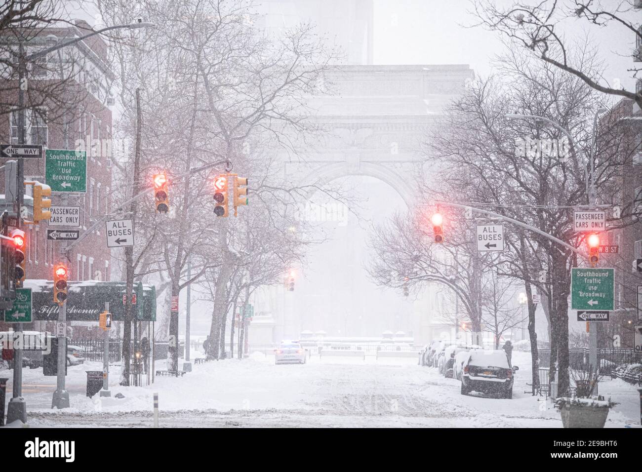 Washington Square Arch nella neve nel Washington Square Park Foto Stock