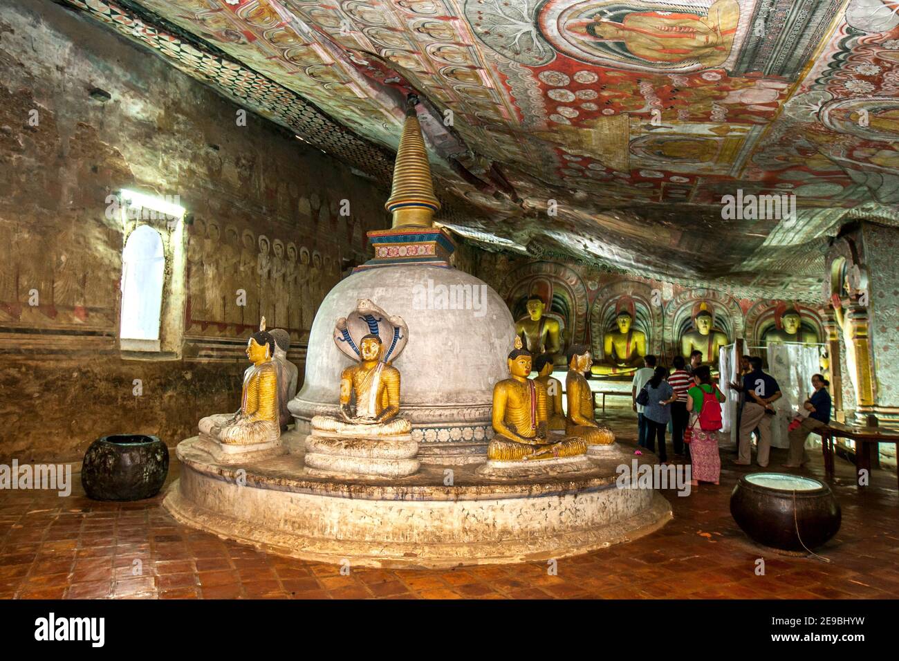 Uno stupa all'interno della Grotta due (Maharaja Viharaya) ai templi della Grotta di Dambulla nel centro dello Sri Lanka. I templi buddisti risalgono al i secolo a.C. Foto Stock