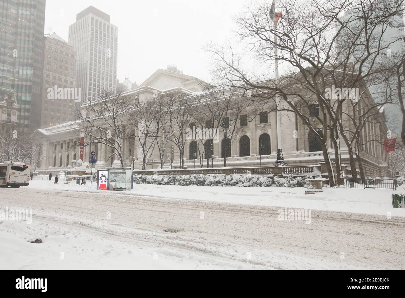 New York City USA Main New York Public Library Building - l'edificio Stephen A. Schwarzman nella neve Foto Stock