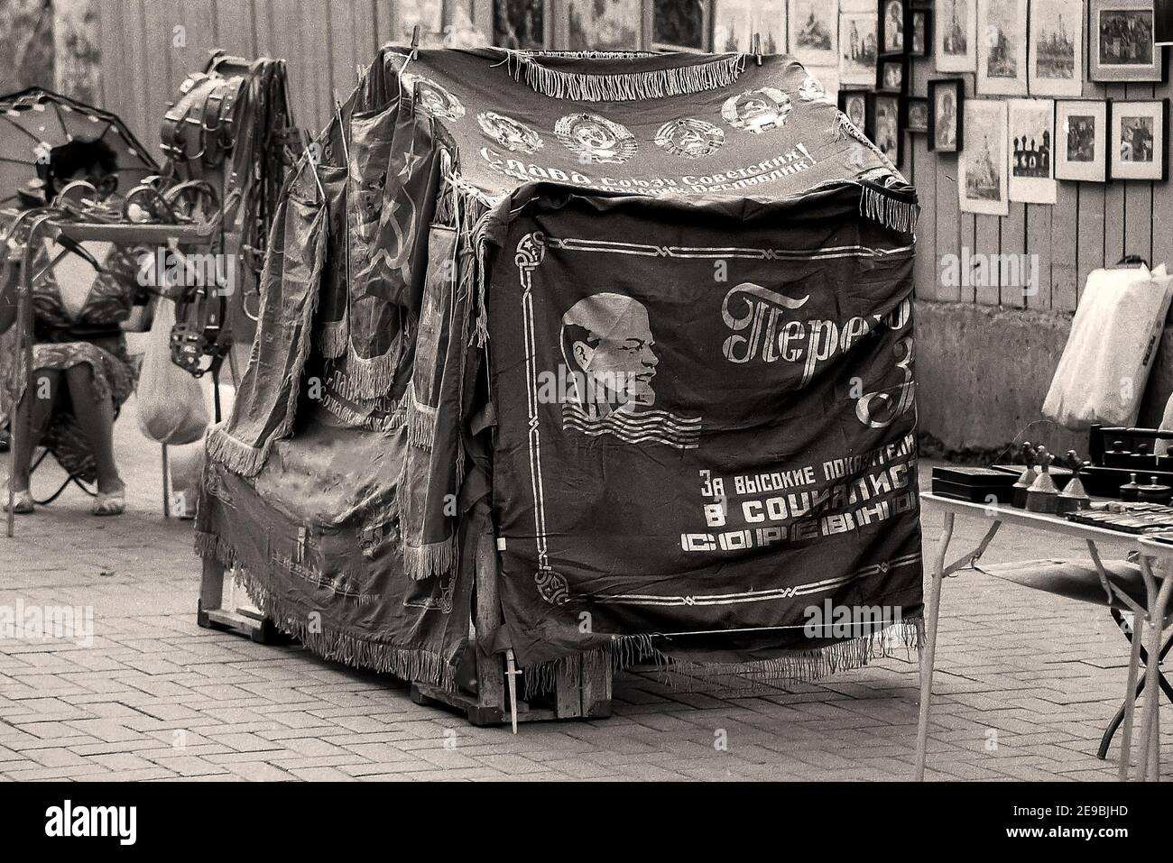 Tenda dalle bandiere del periodo sovietico e Perestroika. Arbat Street, 80s-90s, Mosca, capitale; Russia, Foto Stock