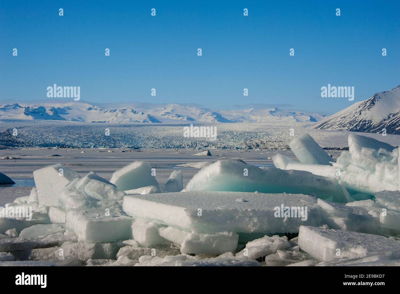 Paesaggio ghiacciato, laguna glaciale di Jokulsarlon, Islanda meridionale. Le fratture nel ghiaccio creano un grande mosaico frastagliato Foto Stock