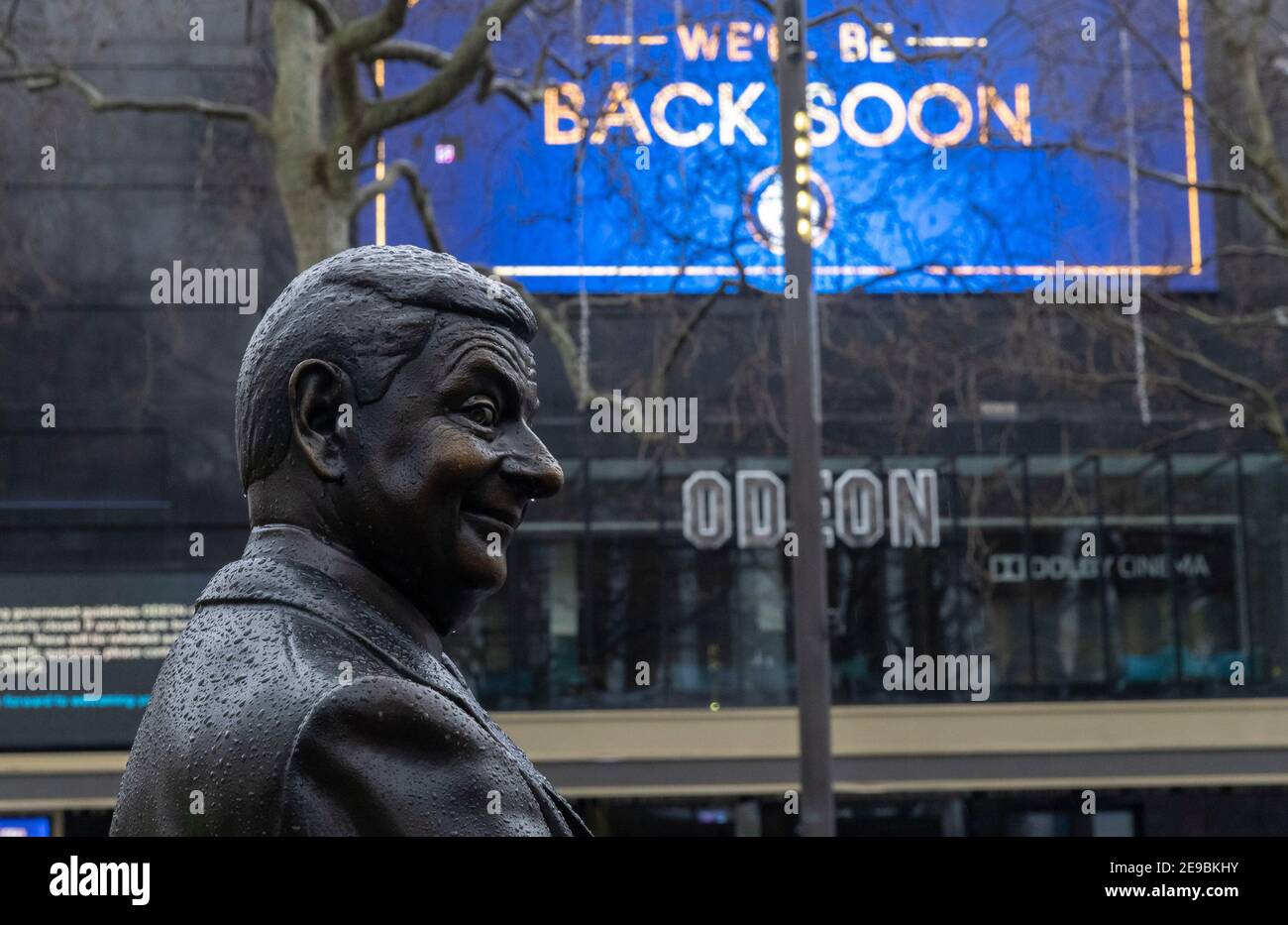 Londra, Regno Unito. 3 Feb 2021. Foto scattata il 3 febbraio 2021 mostra la statua di Bean fuori dal cinema ODEON a Londra, Gran Bretagna. La variante del coronavirus rilevata per la prima volta in Gran Bretagna è stata sottoposta a una mutazione di preoccupazione che potrebbe aiutare il virus a eludere il sistema immunitario, i media locali hanno riferito. Credit: Han Yan/Xinhua/Alamy Live News Foto Stock