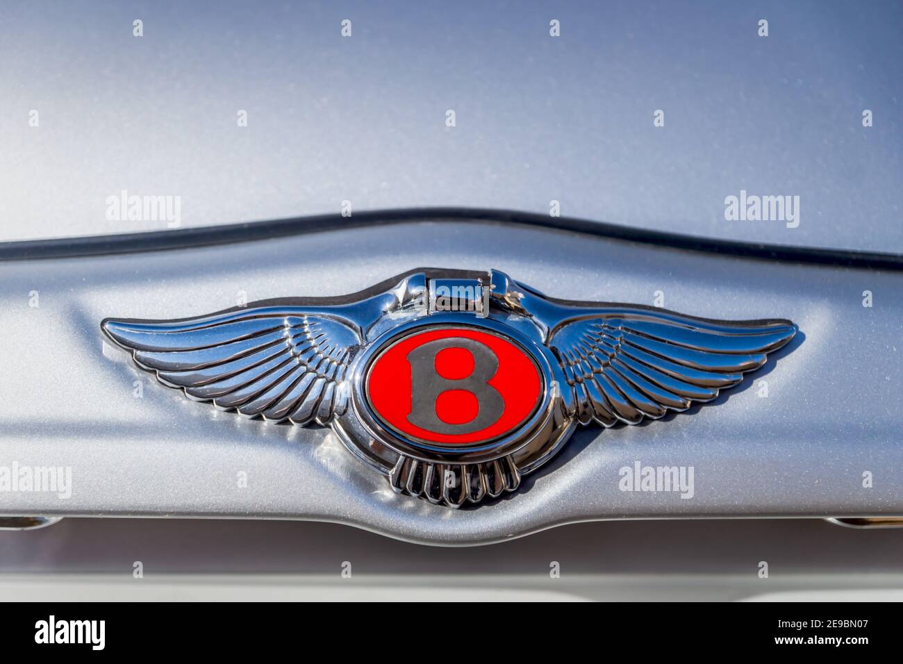 Dettaglio del logo "Bentley Red Label" color argento sul retro di la vettura come copertura per la serratura Foto Stock