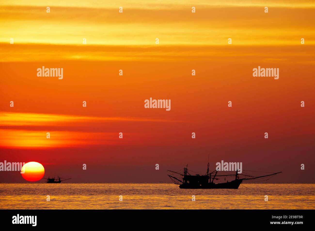 Mare con barche da pesca al tramonto, isola di Chang, Thailandia Foto Stock