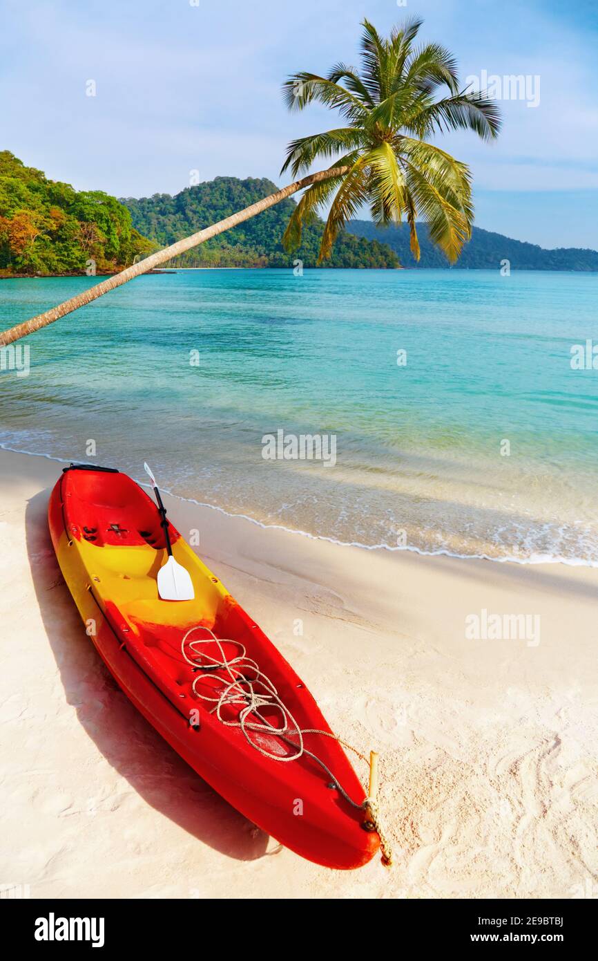 Kayak sulla spiaggia, isola di Kood, Thailandia Foto Stock