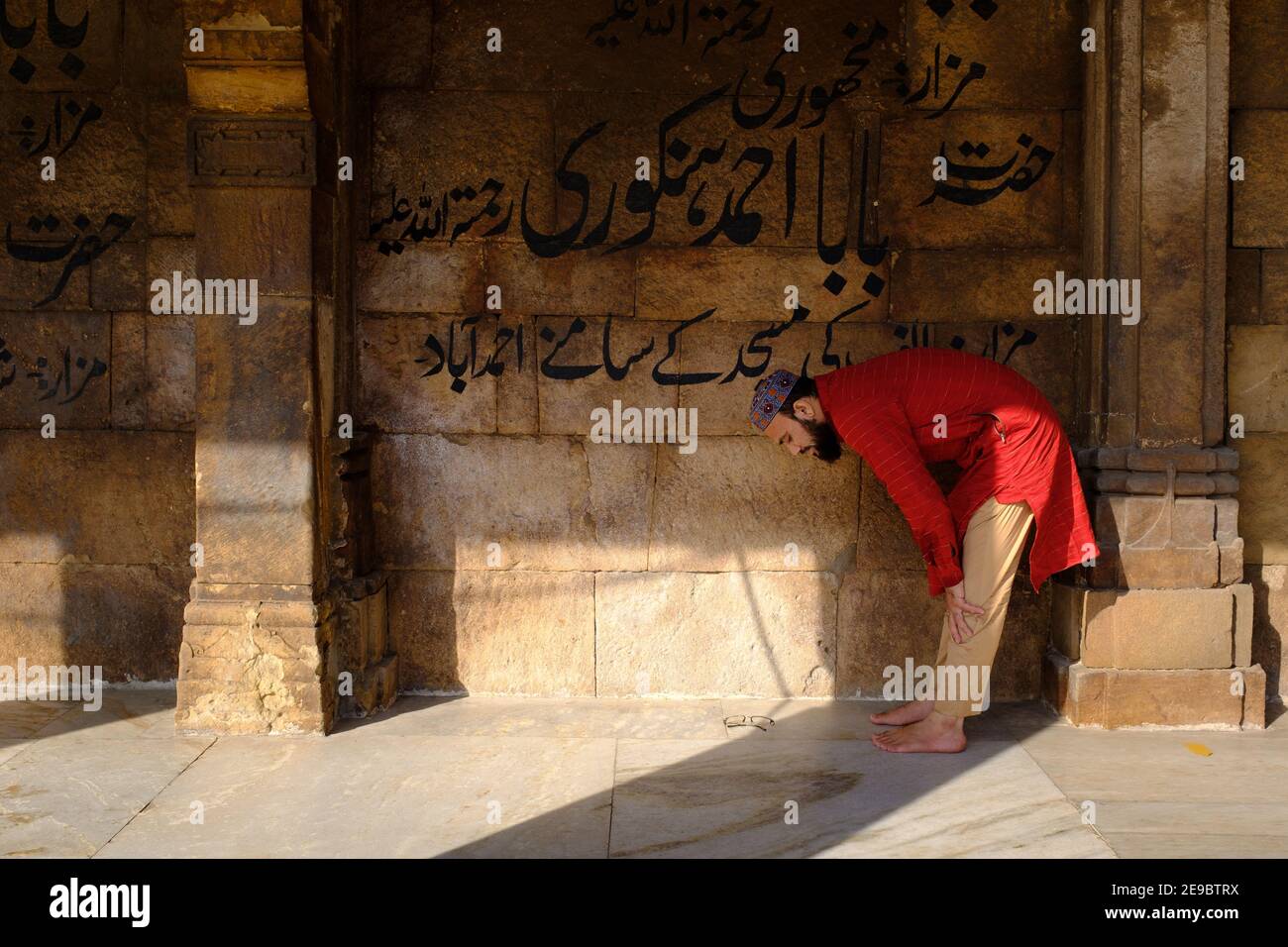 Un uomo musulmano che offre preghiere alla moschea Jama di Ahmedabad Foto Stock