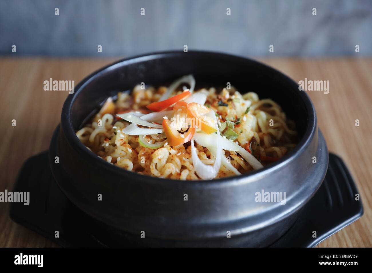 Noodle istantaneo stile coreano Ramyeon tradizionale cibo coreano pentola noodle Foto Stock
