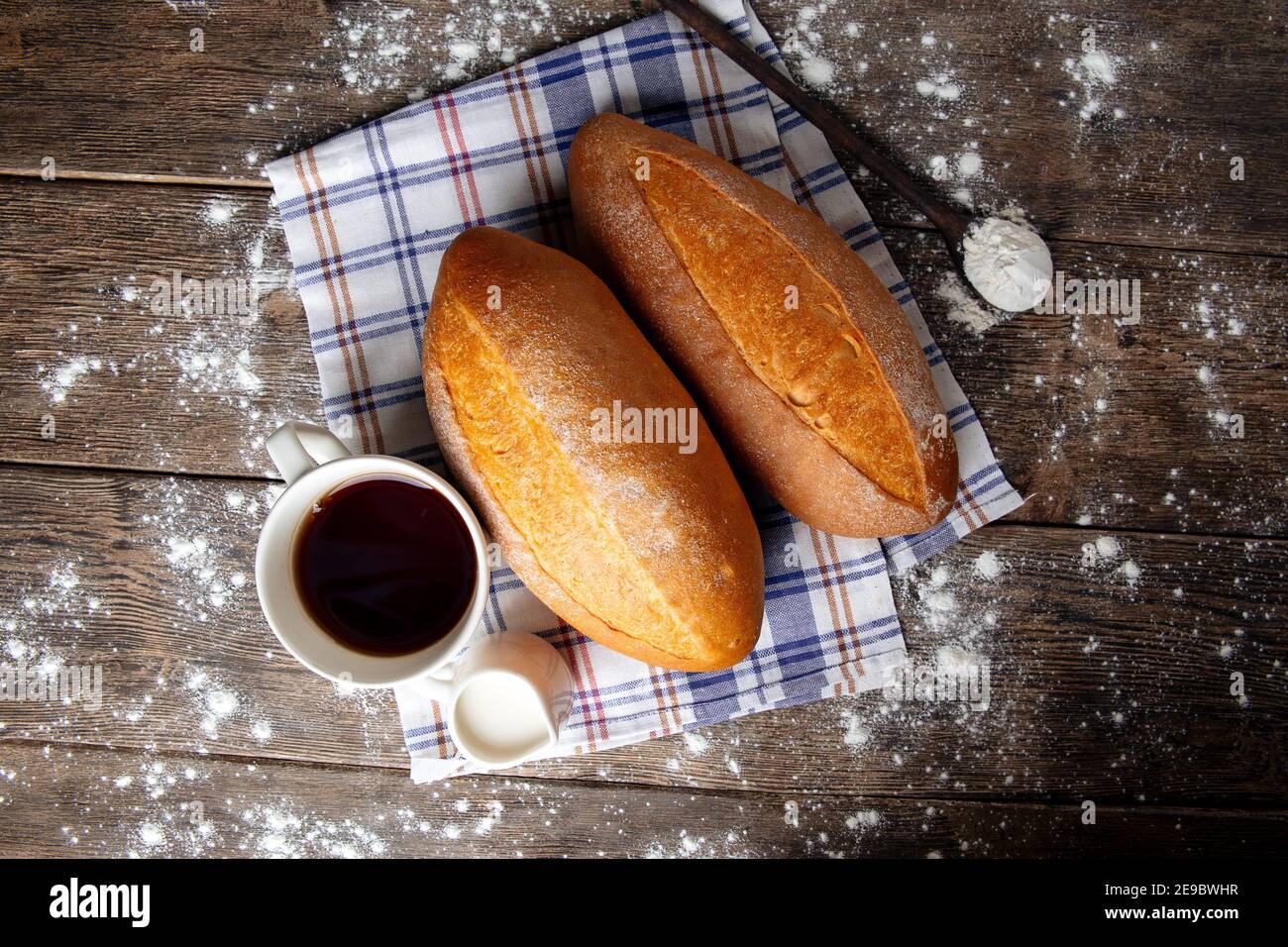 Vista dall'alto sul pane senza lievito con caffè Foto Stock