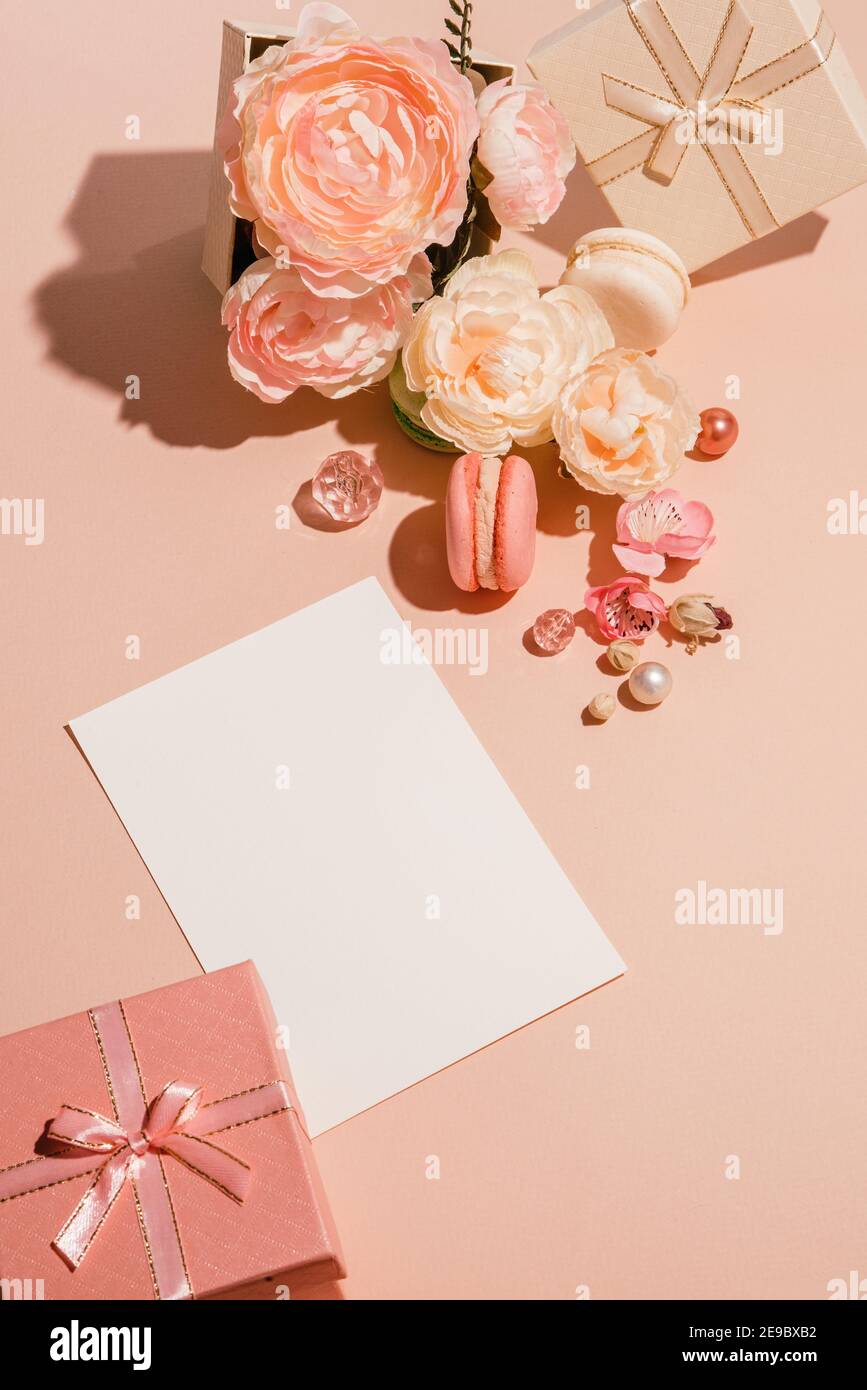 Sfondo floreale monocromatico con carte mockup, inviti in color pastello pesca. Concetto di saluto minimo Foto Stock