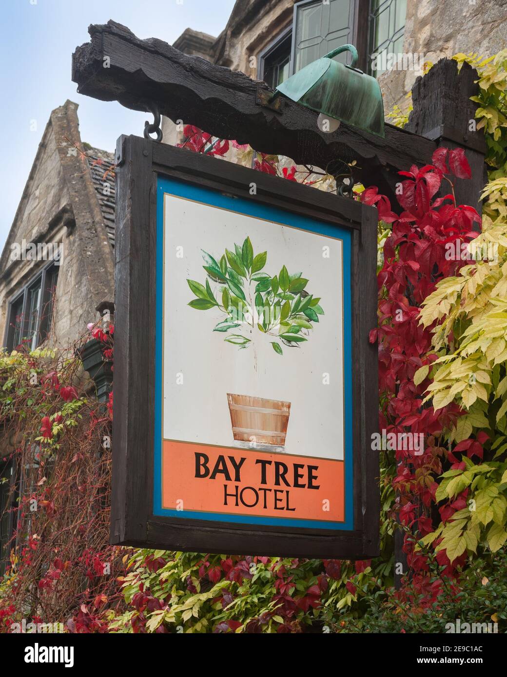 BURFORD, OXFORDSHIRE, Regno Unito - 31 OTTOBRE 2009: Cartello all'esterno del Bay Tree Hotel in Sheep Street Foto Stock