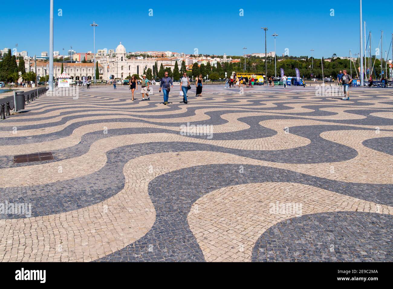 Portogallo, Lisbona, 08 ottobre 2018: Argine del fiume Tago. L'argine è pavimentata con un mosaico di marmo come onde bianche e nere. Foto Stock